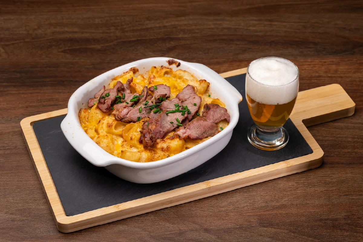 Mac & Cheese cu Pastrama de Casa